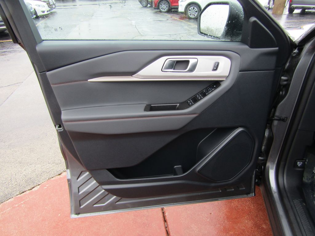 2025 Ford Explorer photo 9