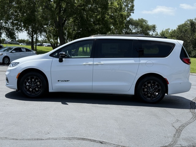 2025 Chrysler Pacifica photo 3