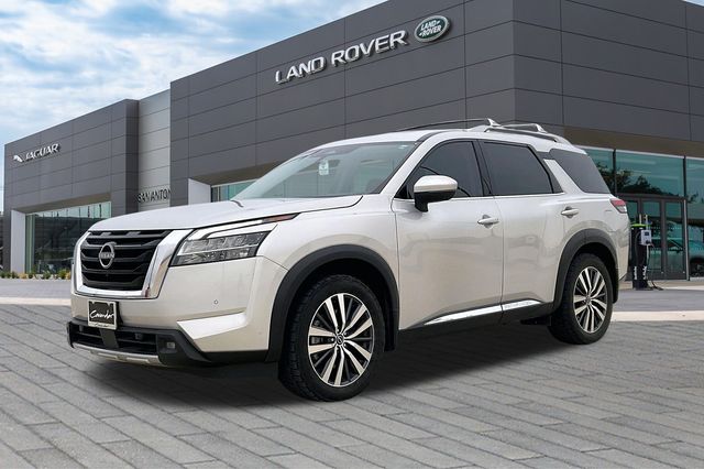 2022 Nissan Pathfinder Platinum's photo
