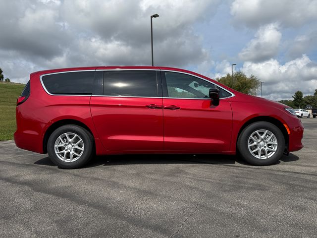 2026 Chrysler Pacifica photo 3