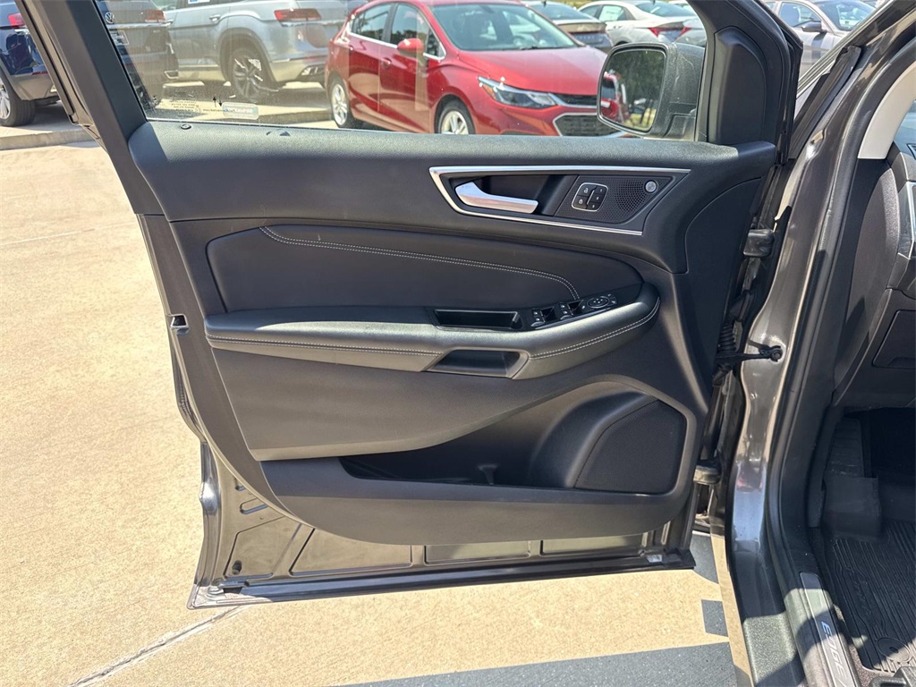 2020 Ford Edge Titanium photo 16