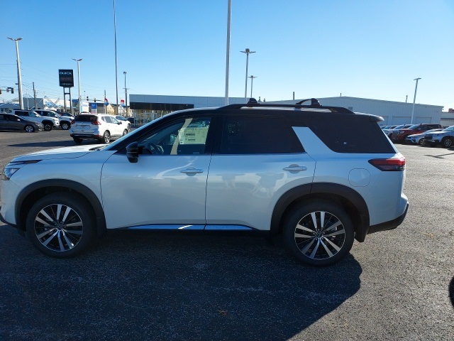 2025 Nissan Pathfinder Platinum photo 3