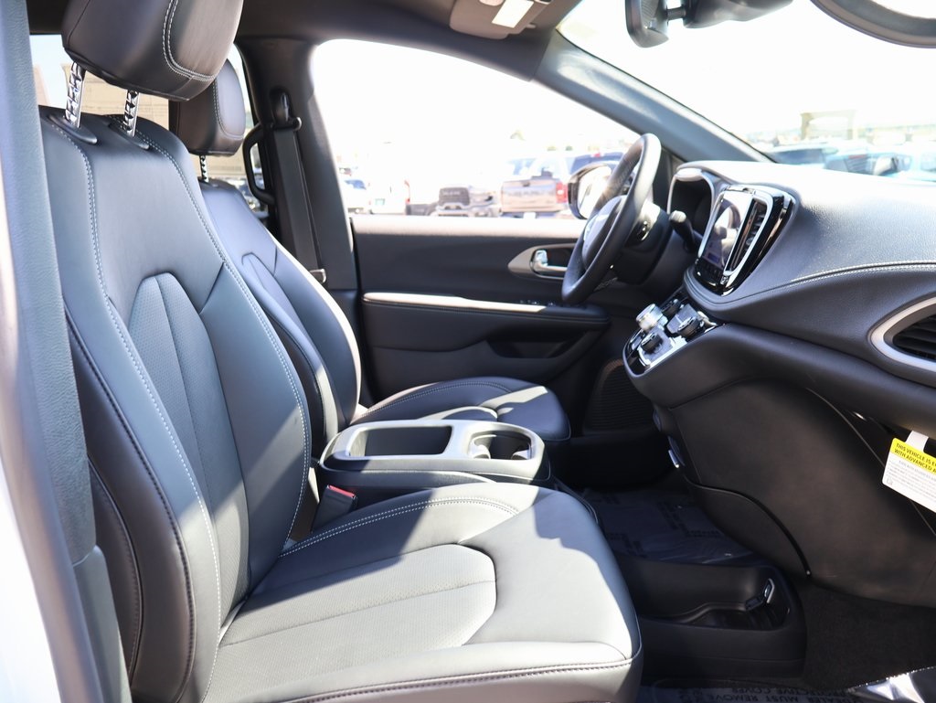 2026 Chrysler Pacifica photo 8