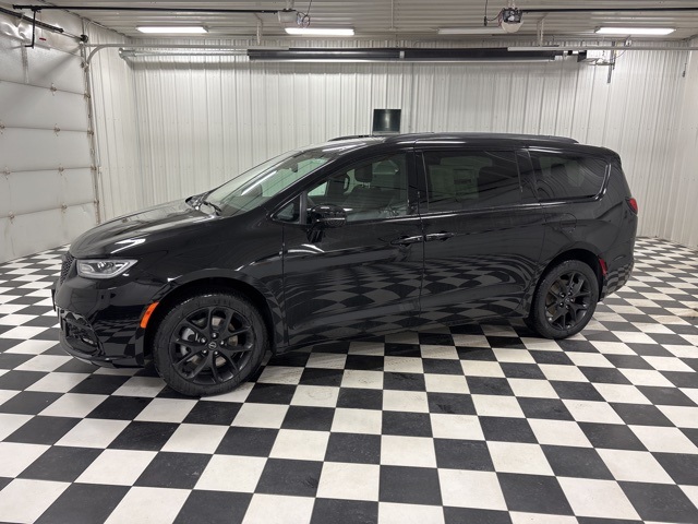 2026 Chrysler Pacifica Select's photo