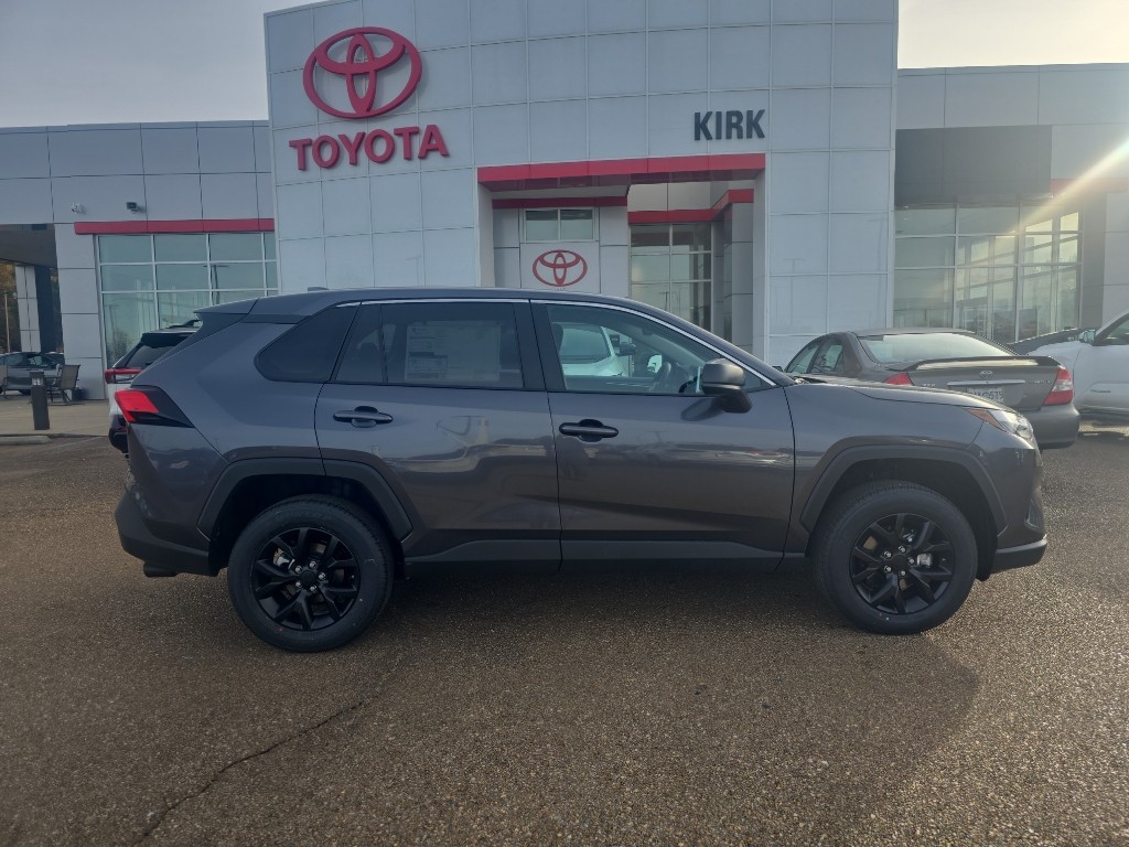 2025 Toyota RAV4 LE's photo