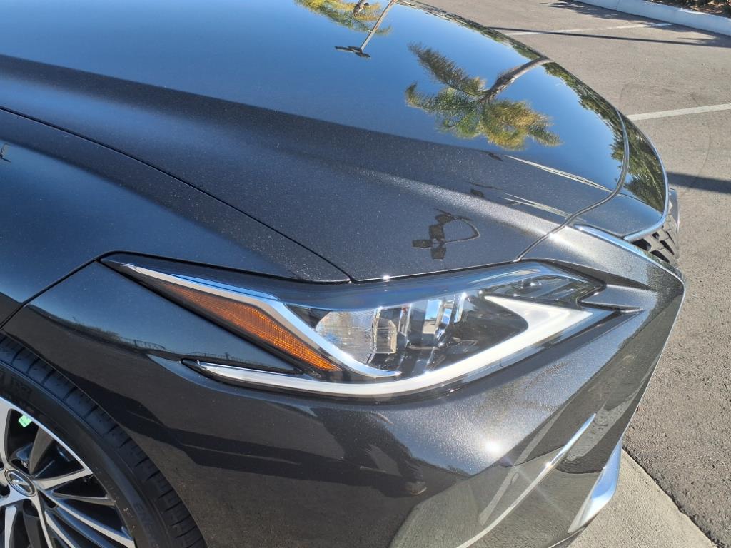 2025 Lexus ES 300h photo 2