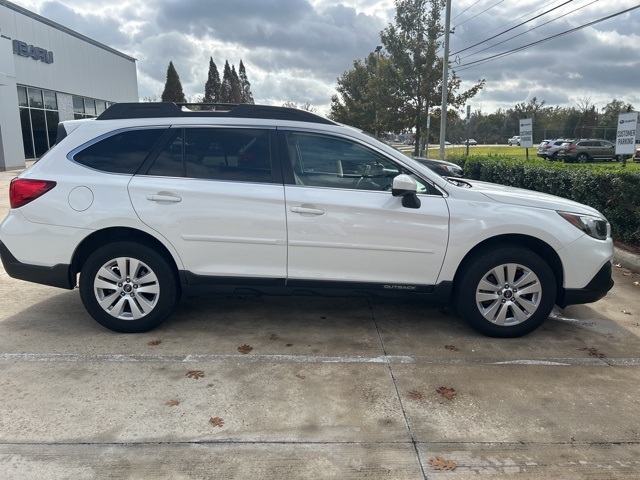 2018 Subaru Outback 2.5i Premium photo 3