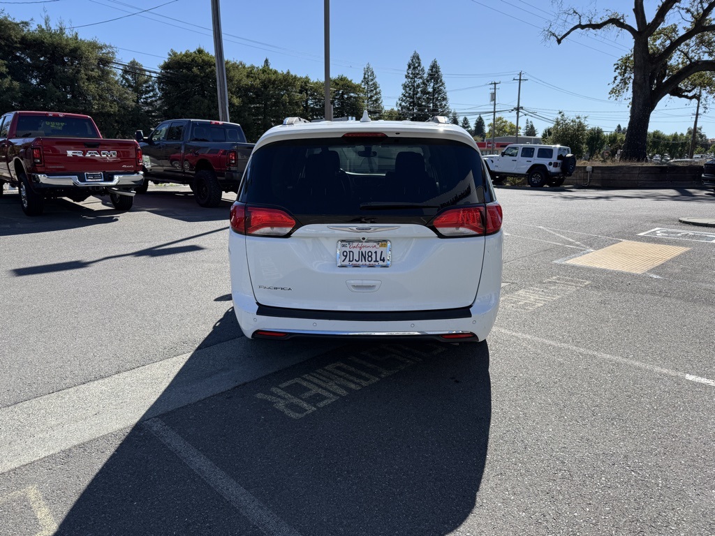2020 Chrysler Pacifica Touring L photo 3
