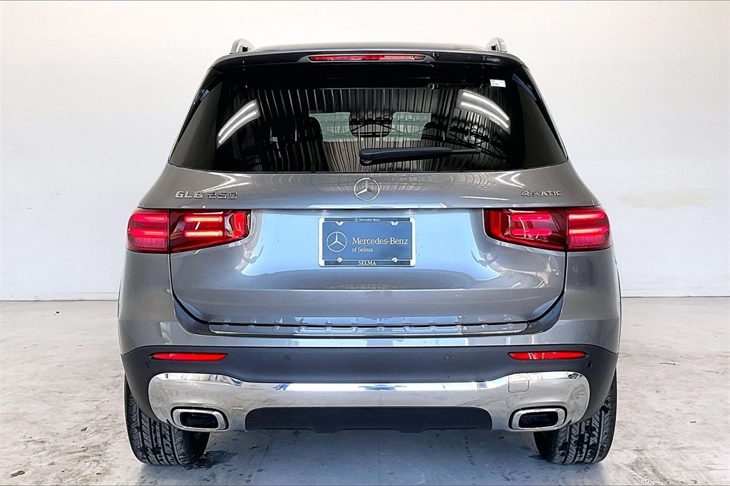 2026 Mercedes Benz GLB 250 4MATIC photo 4