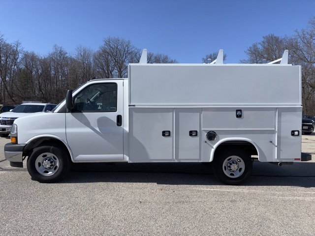2024 Chevrolet Express Cutaway 3500 photo 2