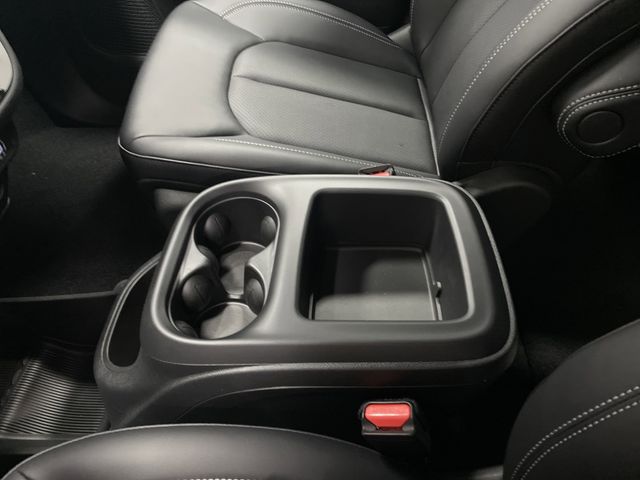 2025 Chrysler Pacifica photo 18