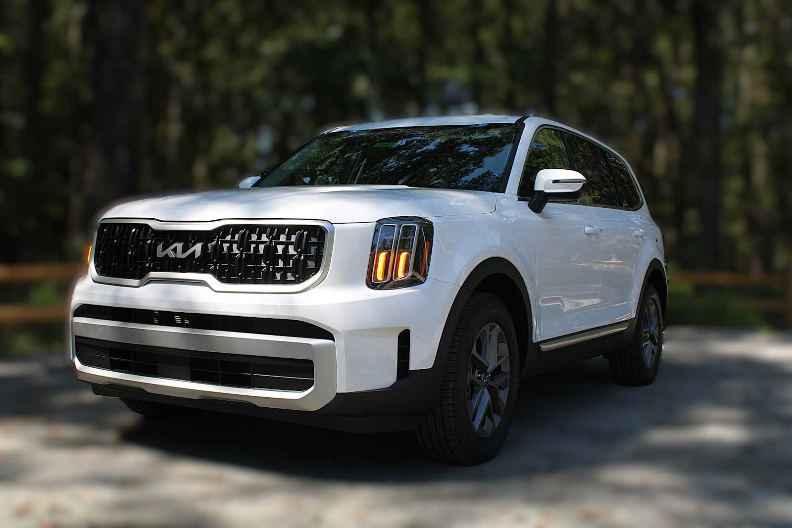 2025 Kia Telluride LX photo 2