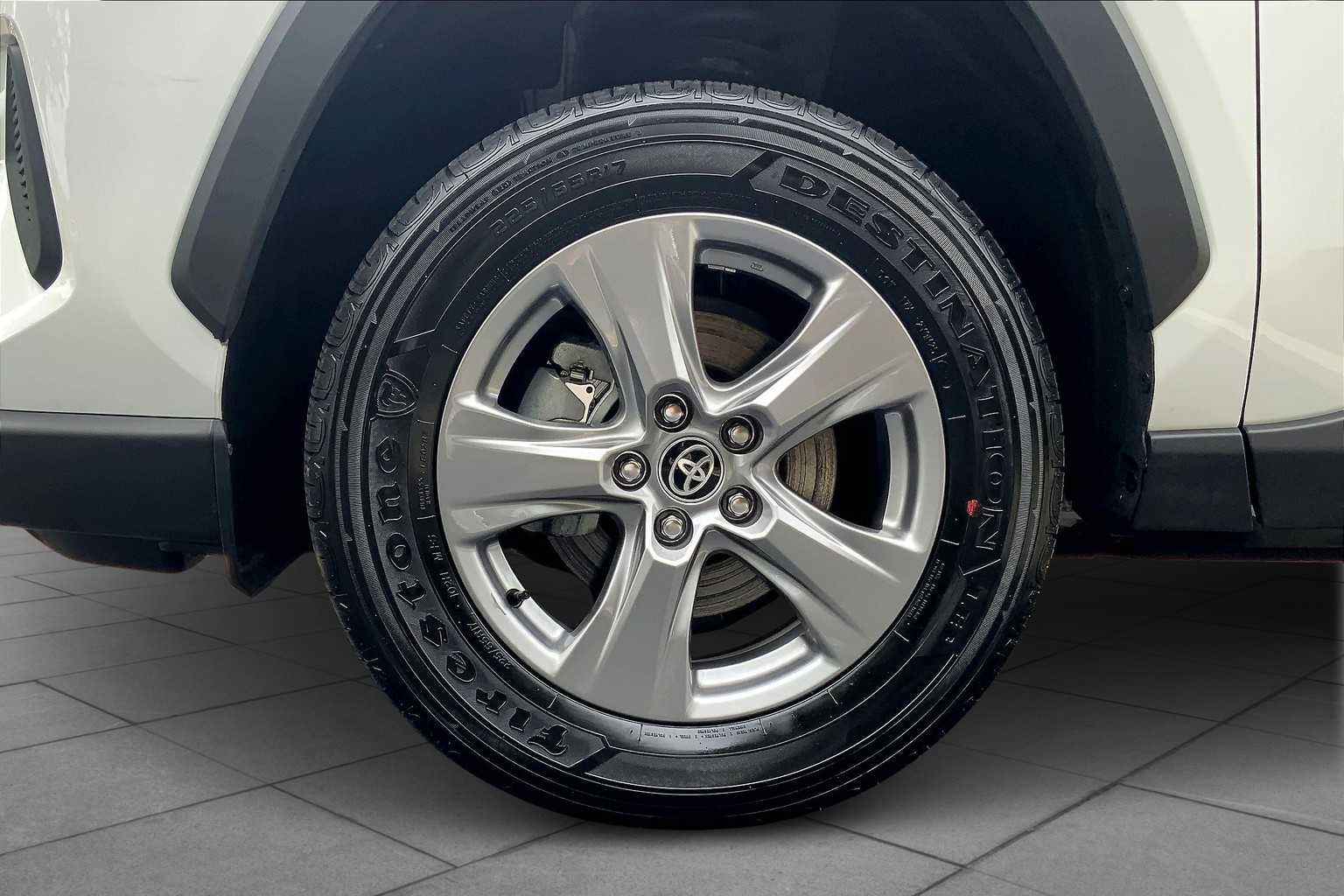 2024 Toyota RAV4 XLE photo 9