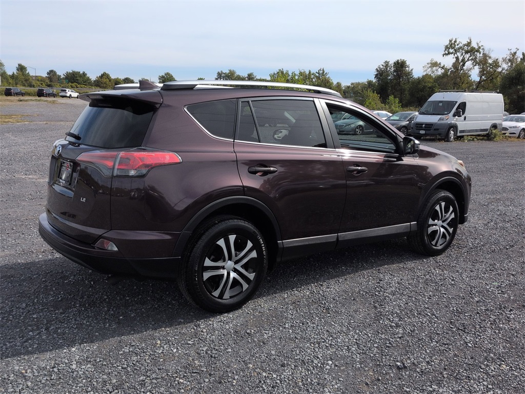 2016 Toyota RAV4 LE photo 3
