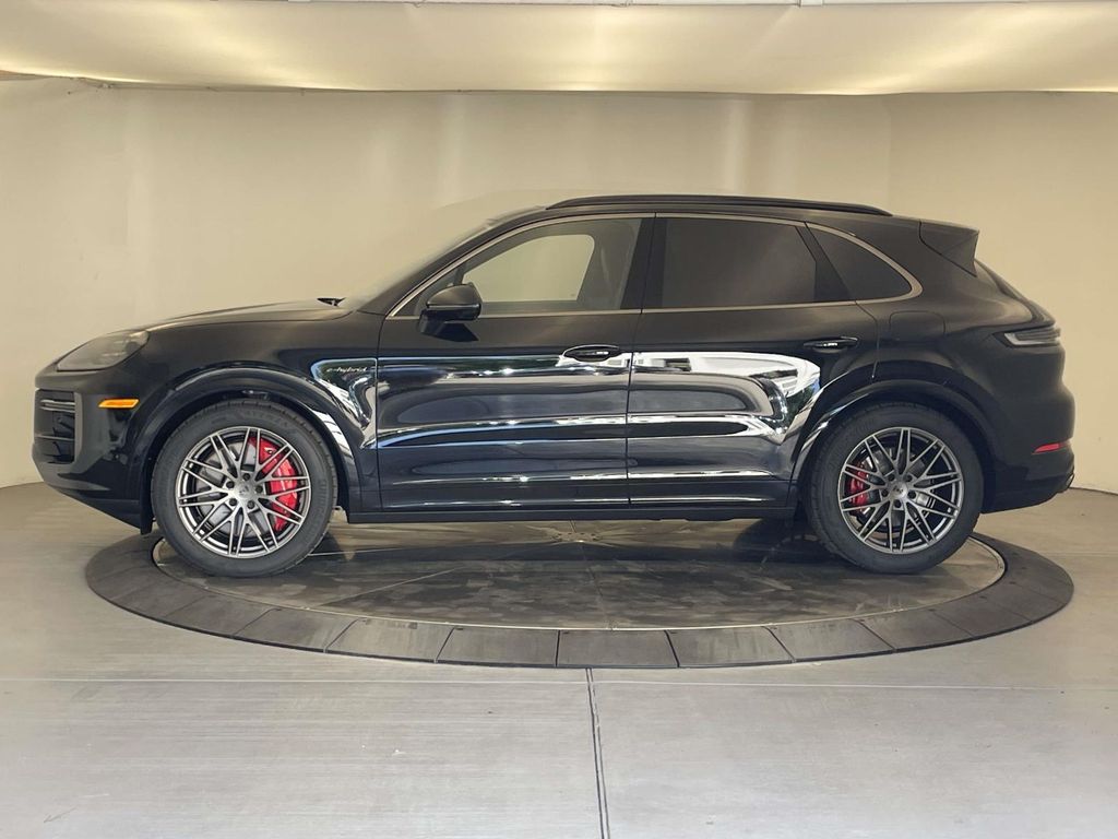2025 Porsche Cayenne Turbo E-Hybrid photo 2