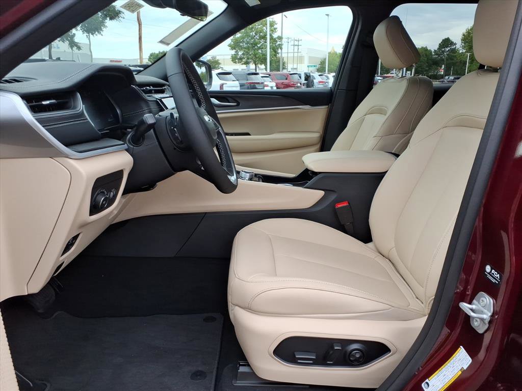 2025 Jeep Grand Cherokee Limited photo 3