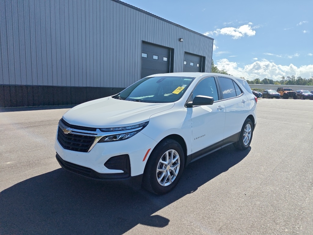 2023 Chevrolet Equinox LS photo 3