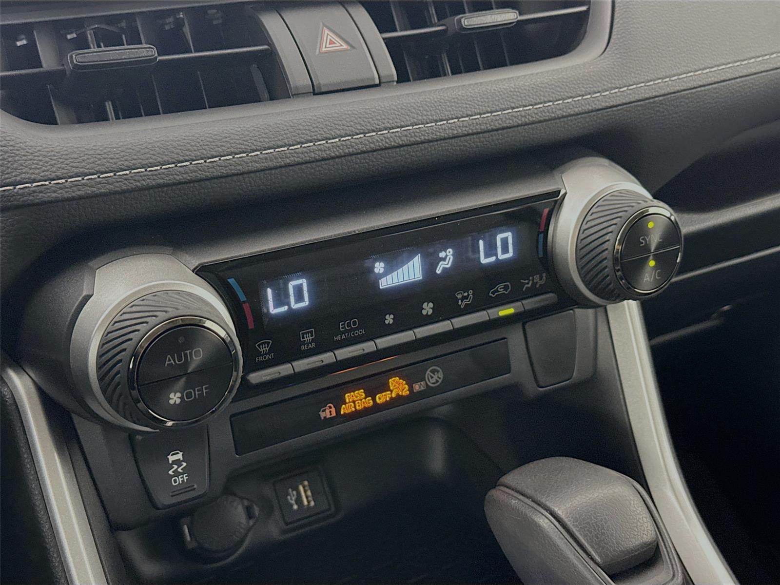 2024 Toyota RAV4 Hybrid XLE photo 24