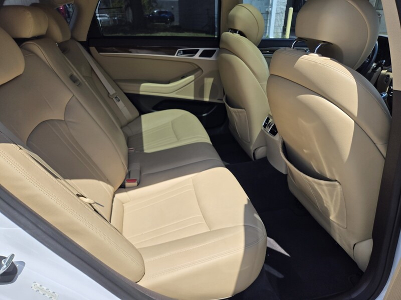 2015 Hyundai Genesis 3.8 RWD photo 15