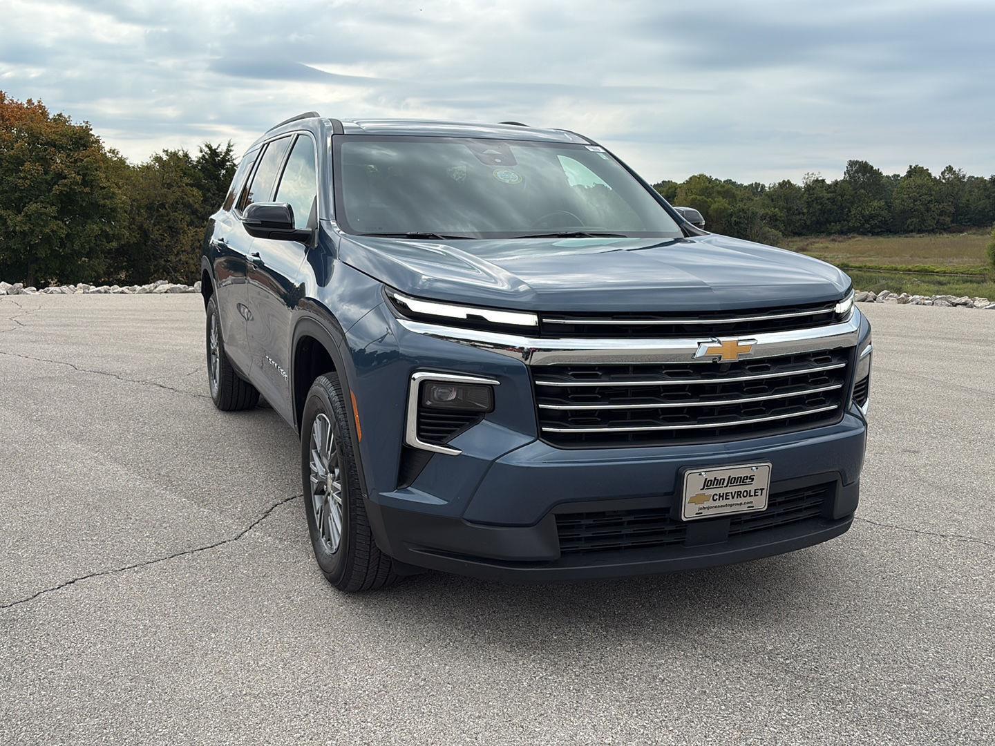 2025 Chevrolet Traverse photo 2