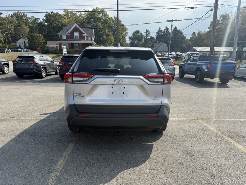 2022 Toyota RAV4 LE photo 6