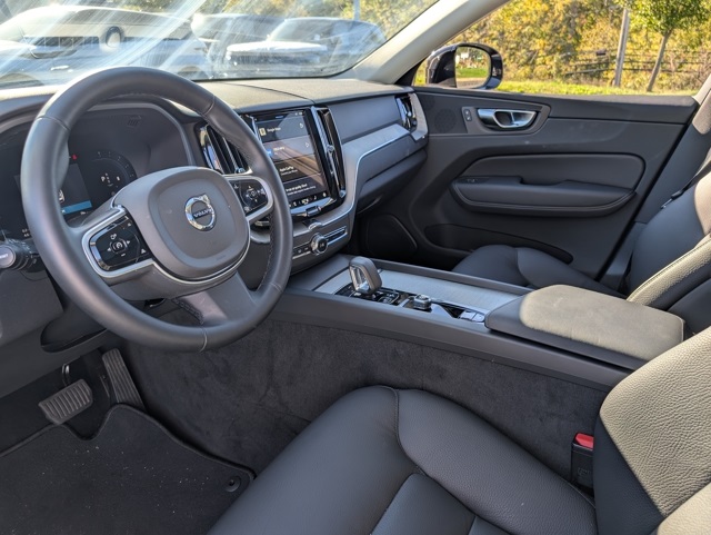 2025 Volvo XC60 B5 Plus photo 14