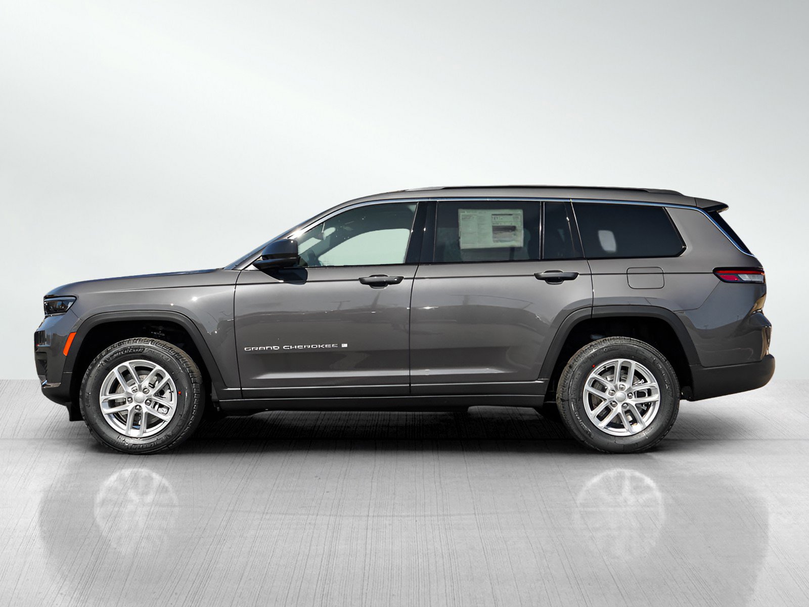 2025 Jeep Grand Cherokee Laredo photo 3