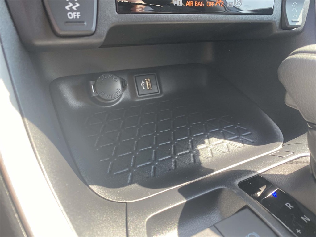 2025 Toyota RAV4 XLE photo 17