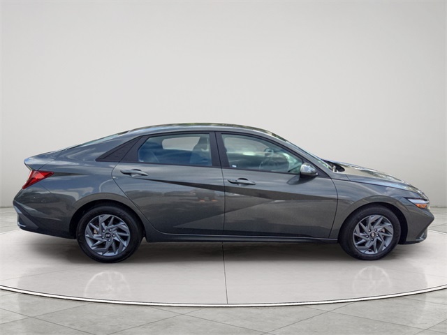 2024 Hyundai Elantra SEL photo 6