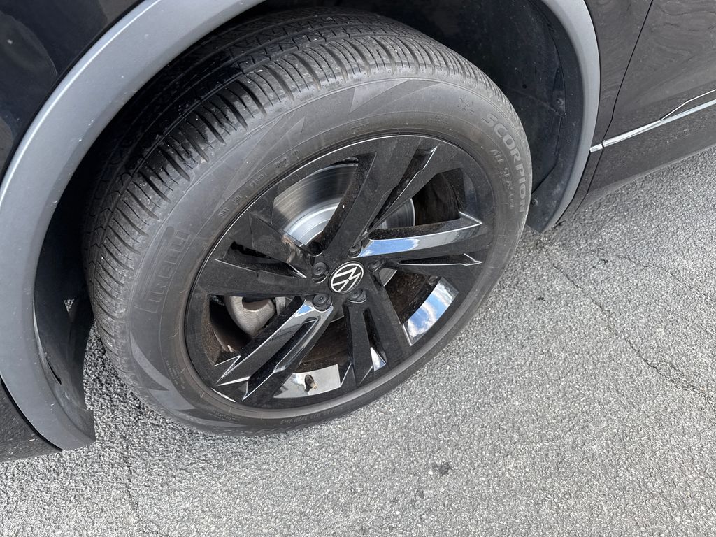 2023 Volkswagen Tiguan SE R-Line Black photo 2