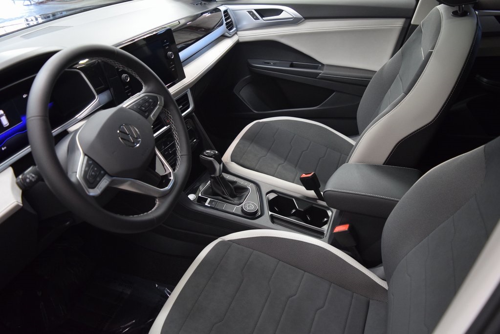 2025 Volkswagen Taos SE photo 4