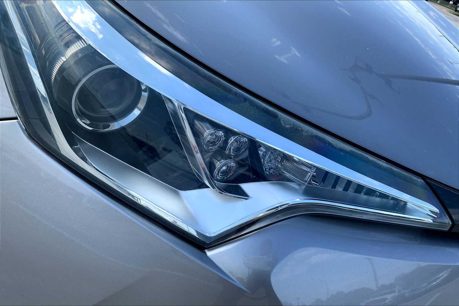 2018 Toyota C-HR XLE Premium photo 24