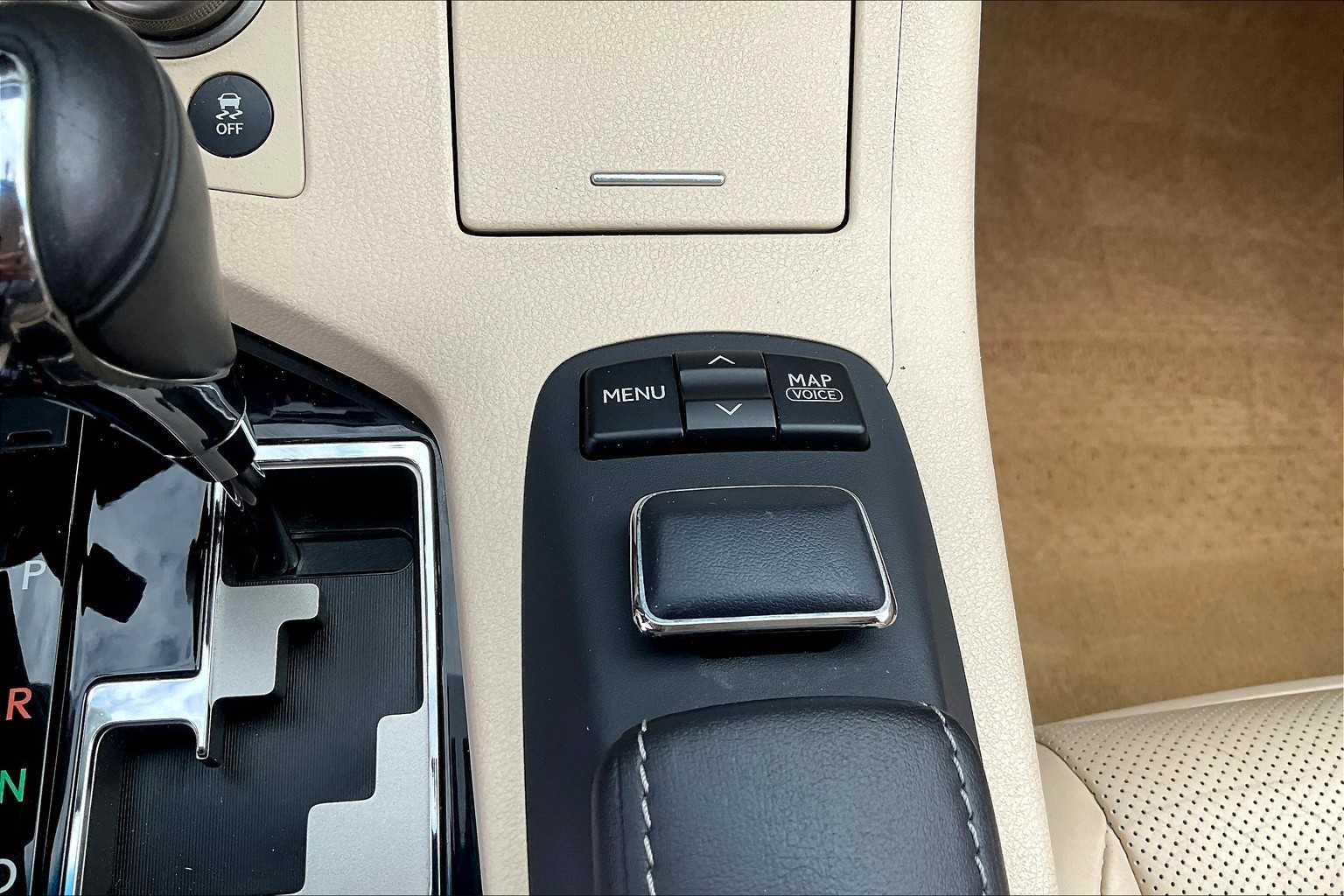 2013 Lexus ES 300h photo 33