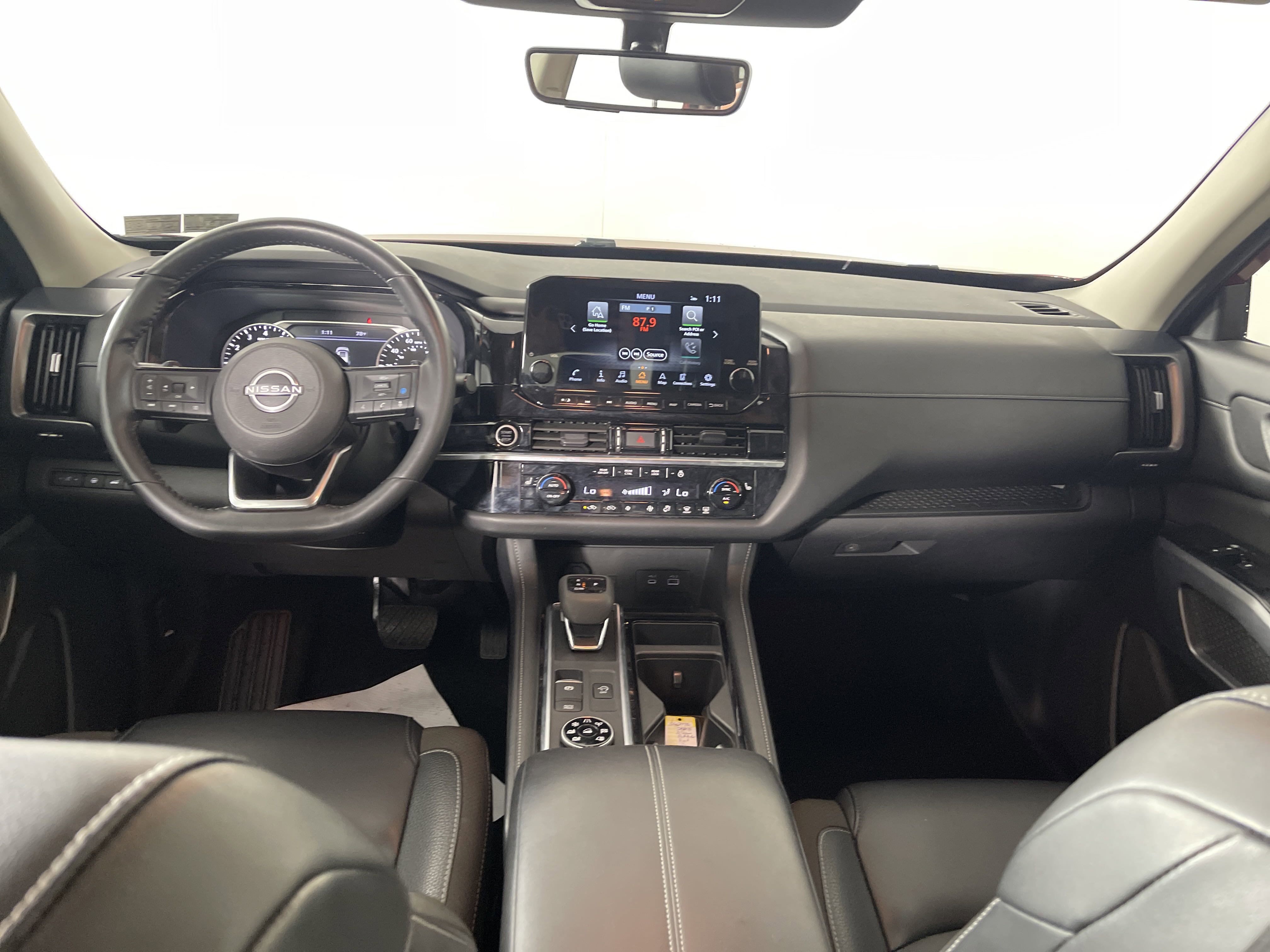 2023 Nissan Pathfinder SL photo 3