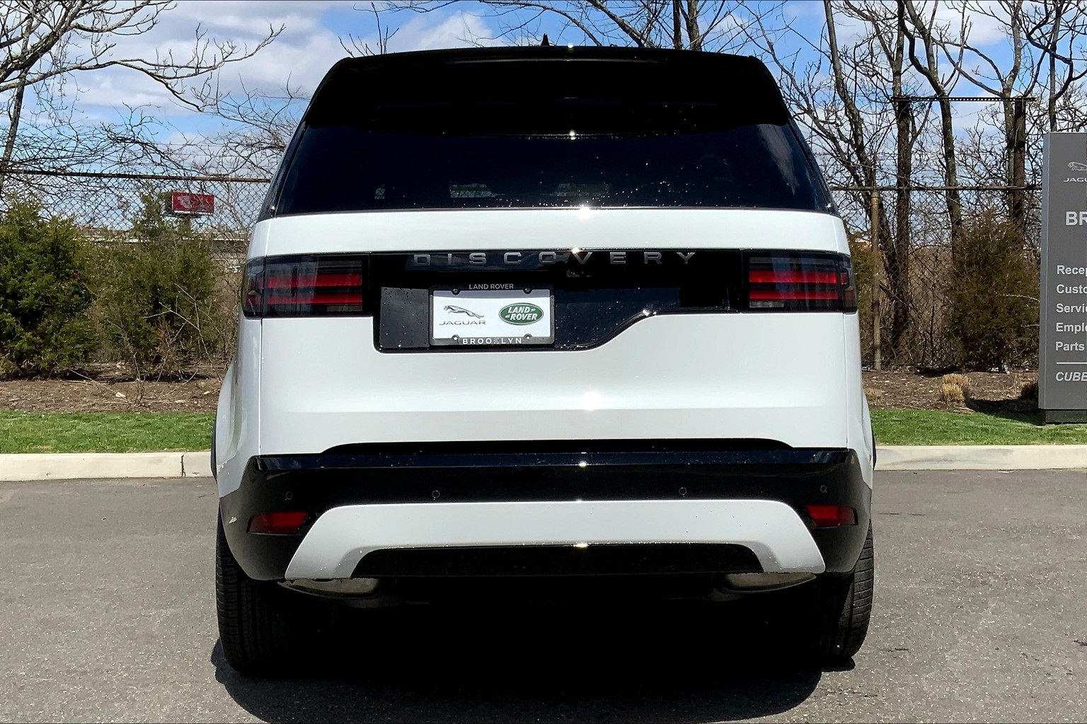 2025 Land Rover Discovery SE photo 3