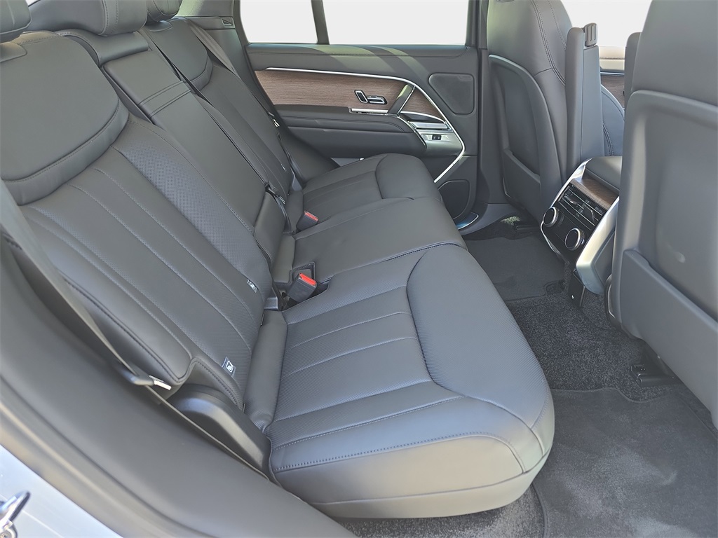 2025 Land Rover Range Rover SE photo 11
