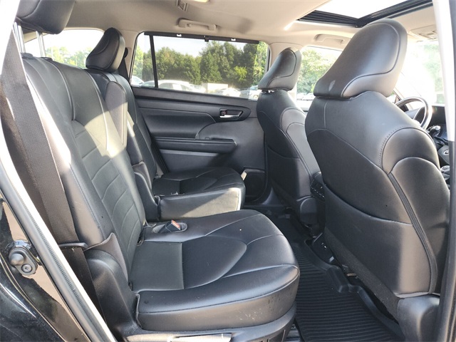 2021 Toyota Highlander XLE photo 18