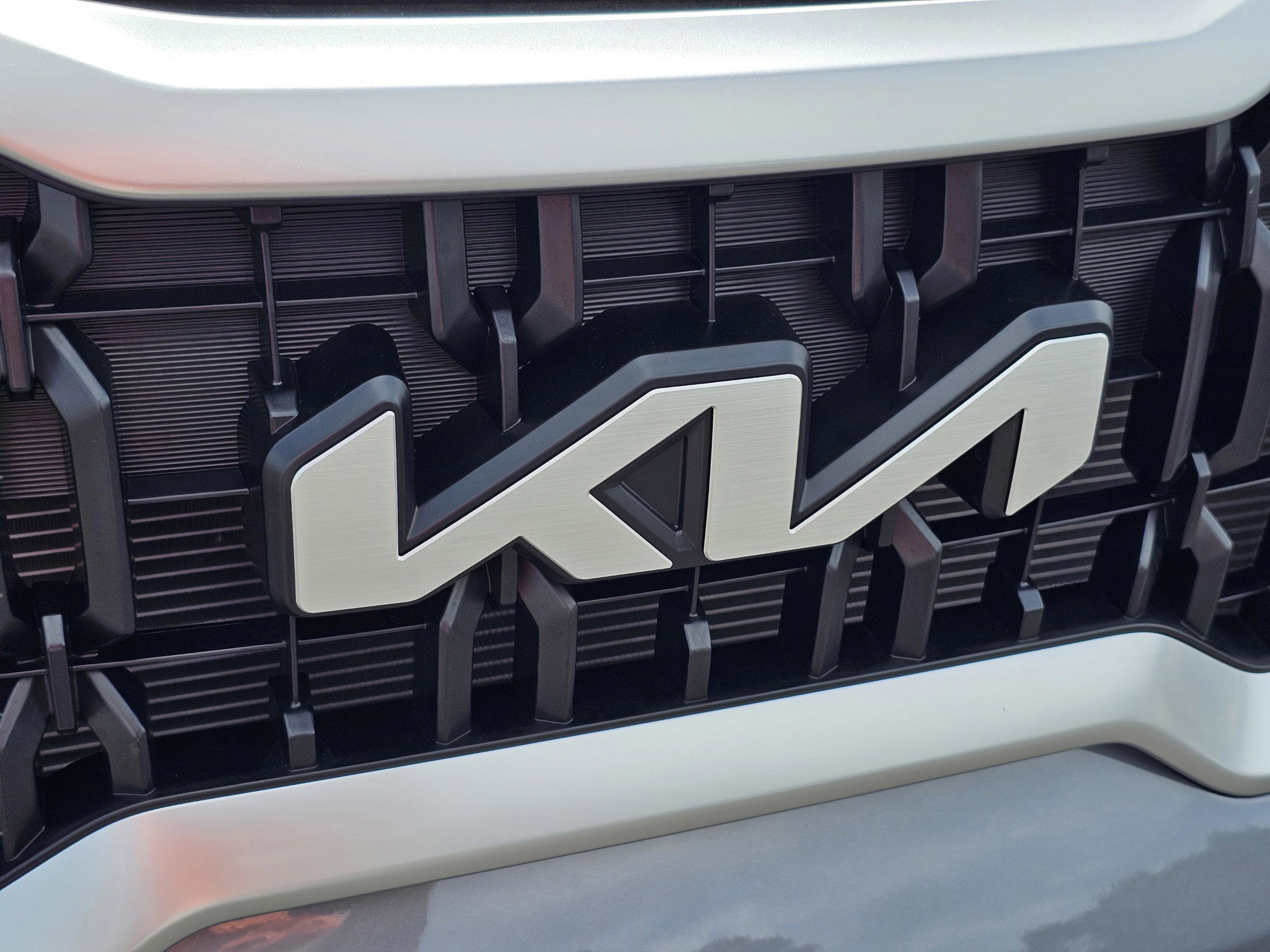 2025 Kia Telluride LX photo 3
