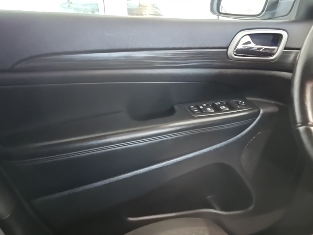 2019 Jeep Grand Cherokee Laredo E photo 24