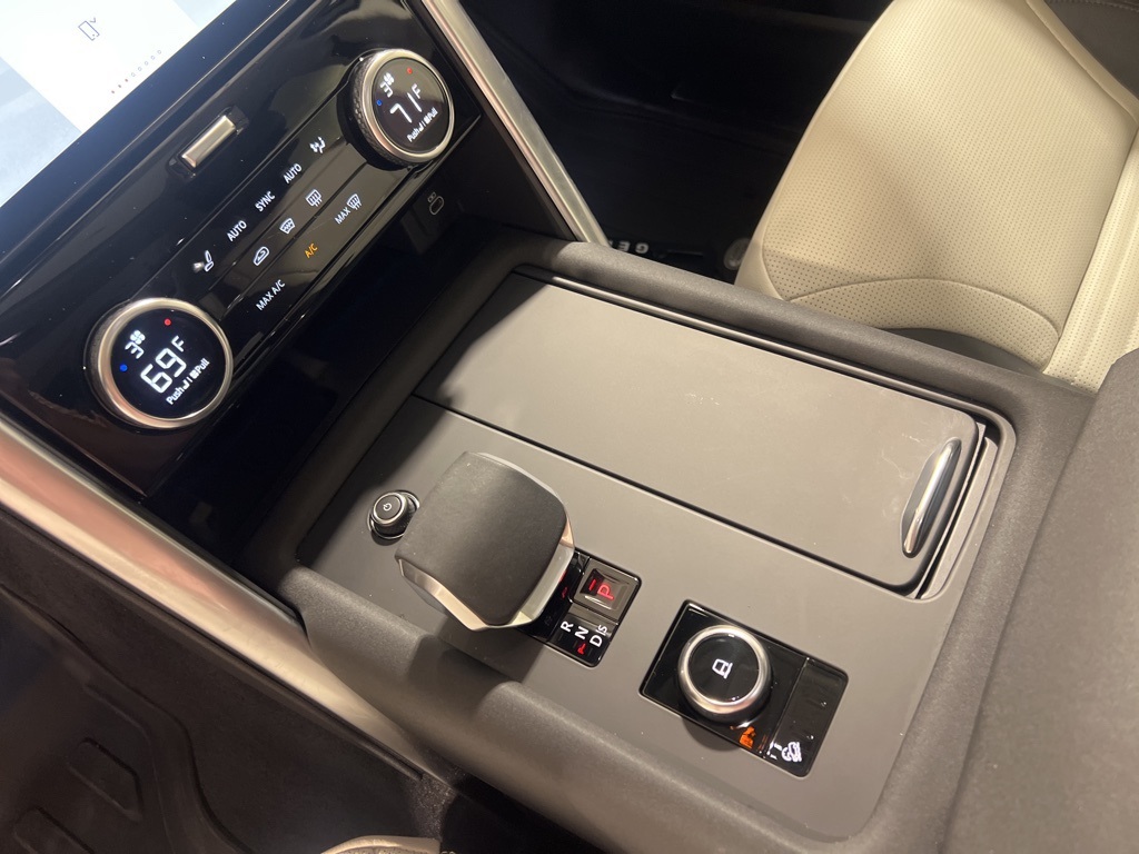 2025 Land Rover Discovery S photo 16
