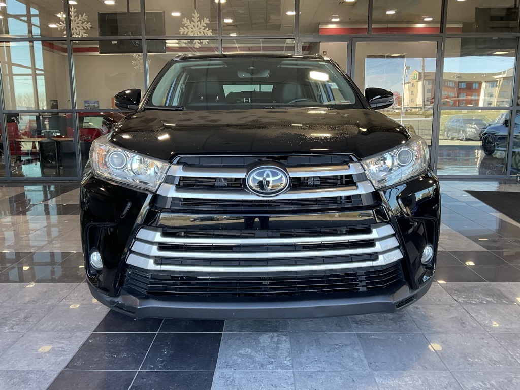 Used 2019 Toyota Highlander XLE with VIN 5TDJZRFH5KS619608 for sale in Kansas City