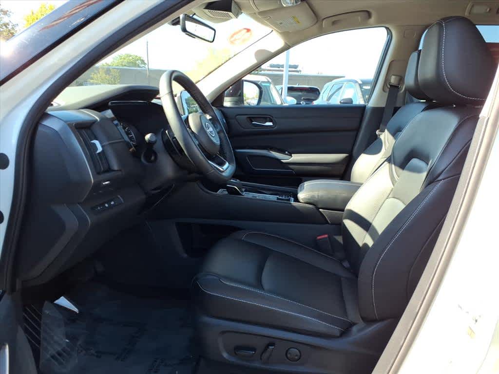 2024 Nissan Pathfinder SL photo 4