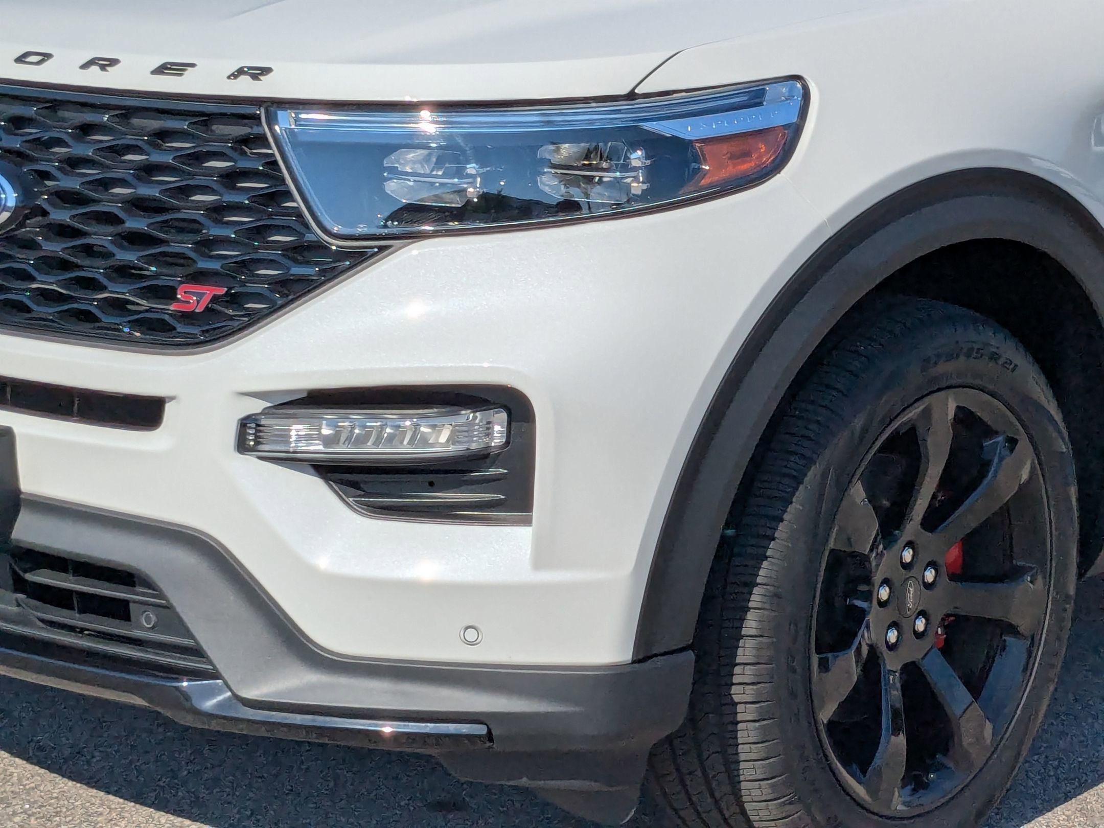 2024 Ford Explorer ST photo 2