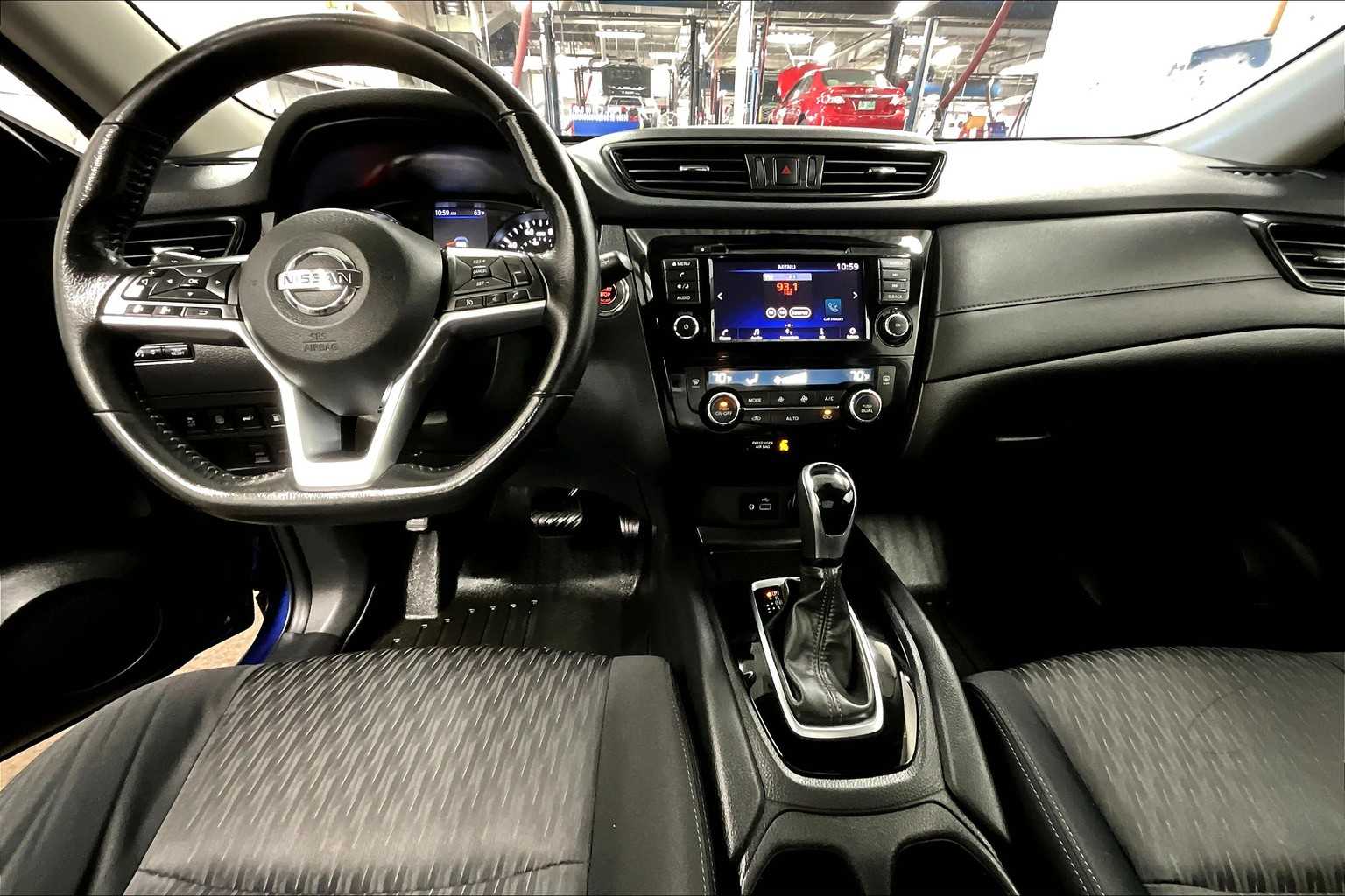 2019 Nissan Rogue SV photo 13