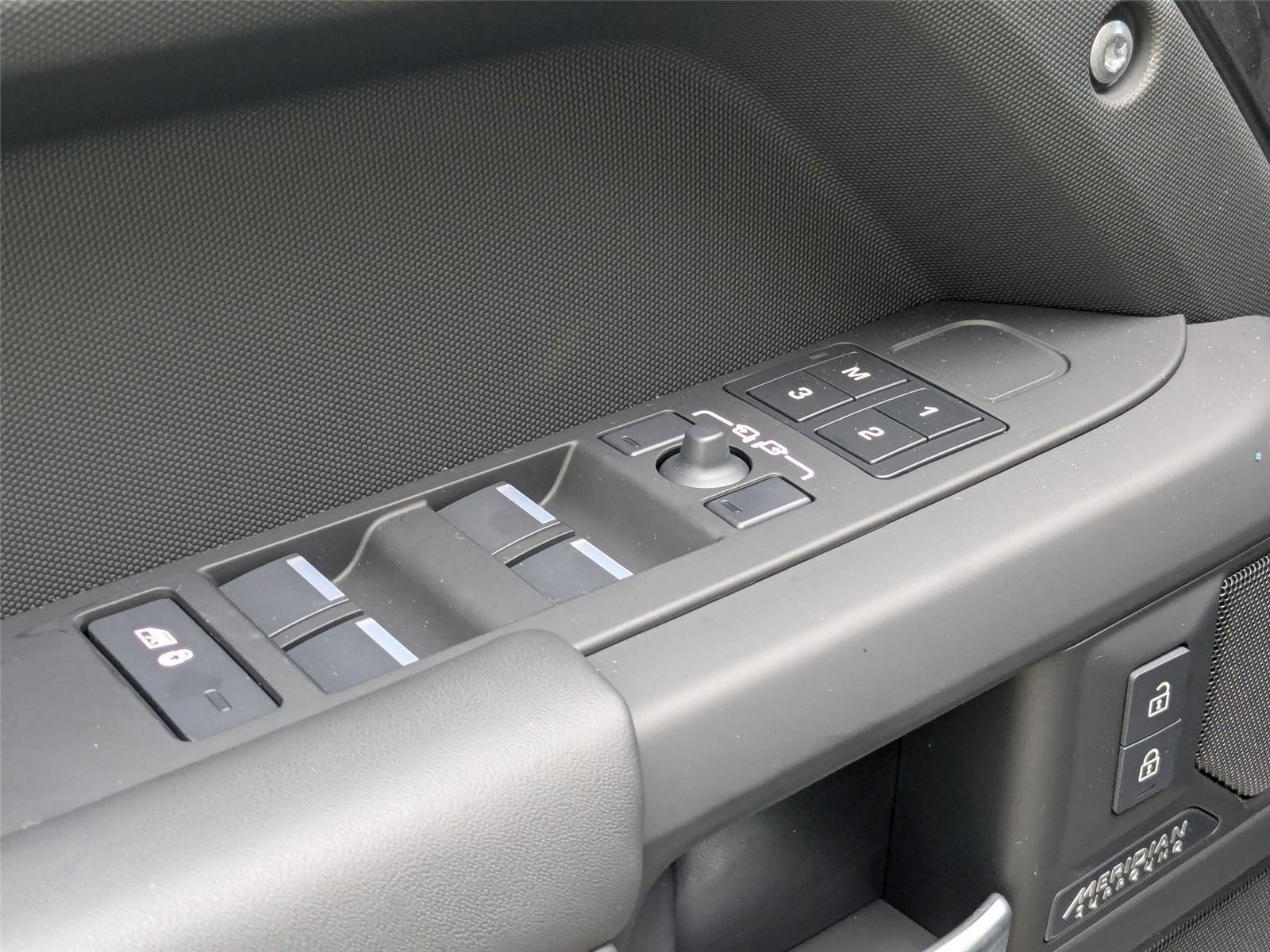 2025 Land Rover Defender 110 X-Dynamic SE photo 9