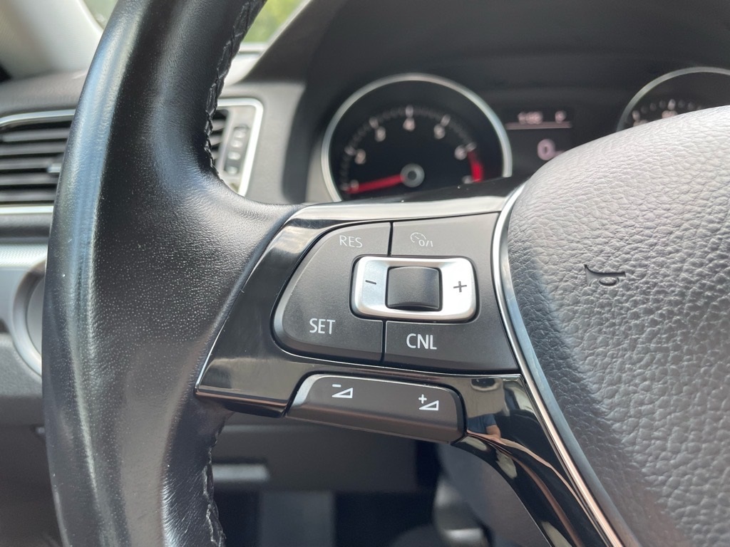 2017 Volkswagen Passat R-Line photo 5