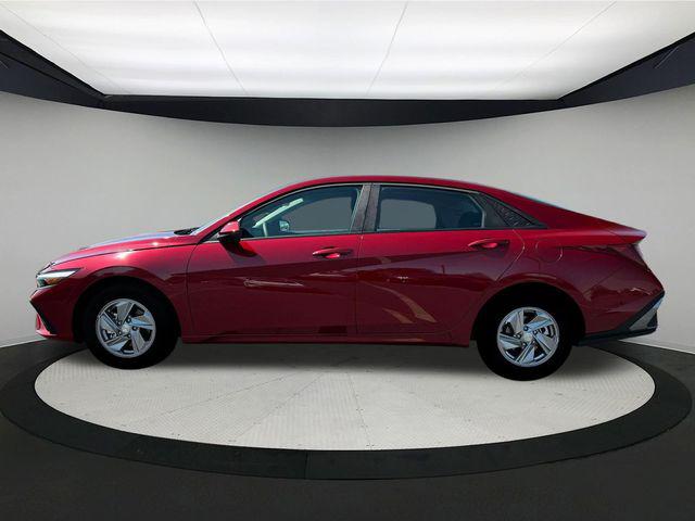 2025 Hyundai Elantra SE photo 3