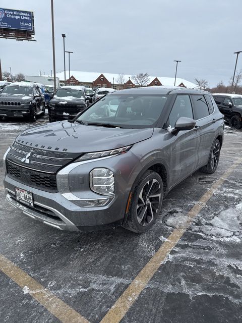 2022 Mitsubishi Outlander SE's photo