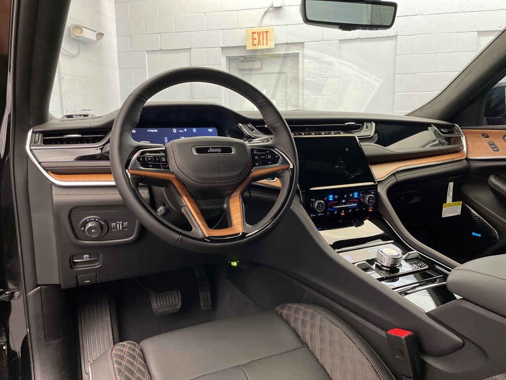 2025 Jeep Grand Cherokee L Summit Reserve photo 6