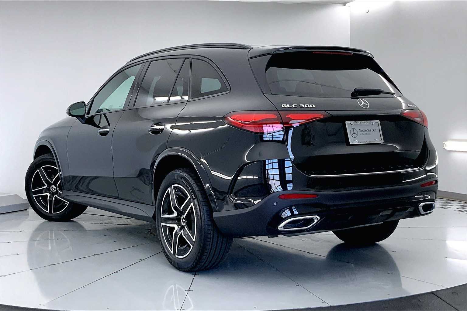 2025 Mercedes Benz GLC 300 4MATIC photo 4